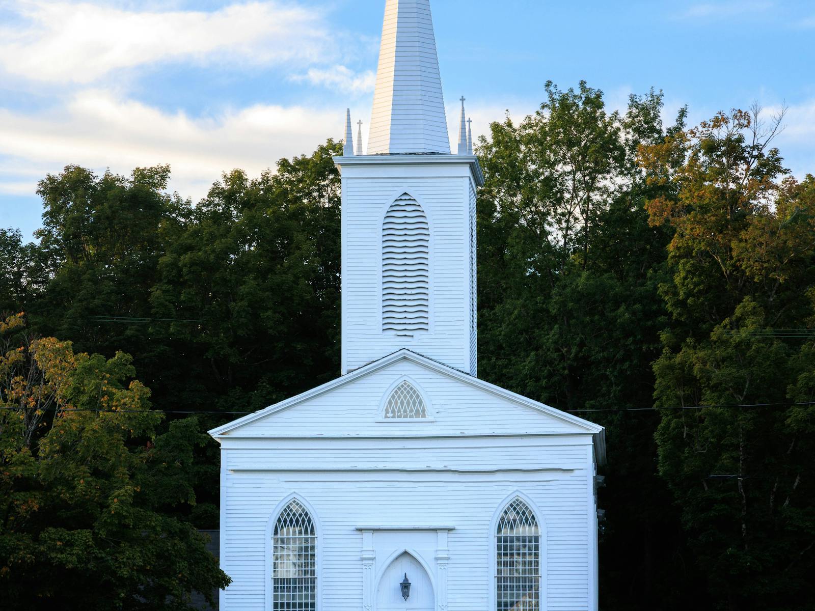 White church with a steeple in Litchfield, Connecticut